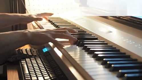 唯美而充满气势的钢琴演奏 takt