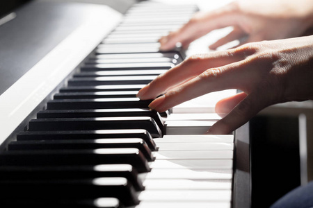 人弹钢琴。特写