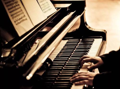 钢琴技巧中,高抬指该如何练习